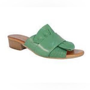 Green leather bow mules. Anesha from Anthropologie. Size 40/9